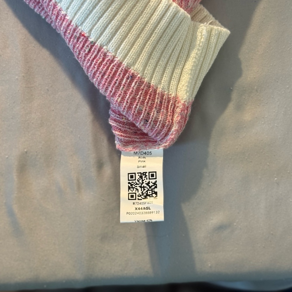 Women's Sweater - Picture 11 of 16